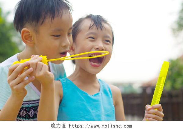 两个孩子在户外吹泡泡幸福童年 孩子幸福的人美好童年